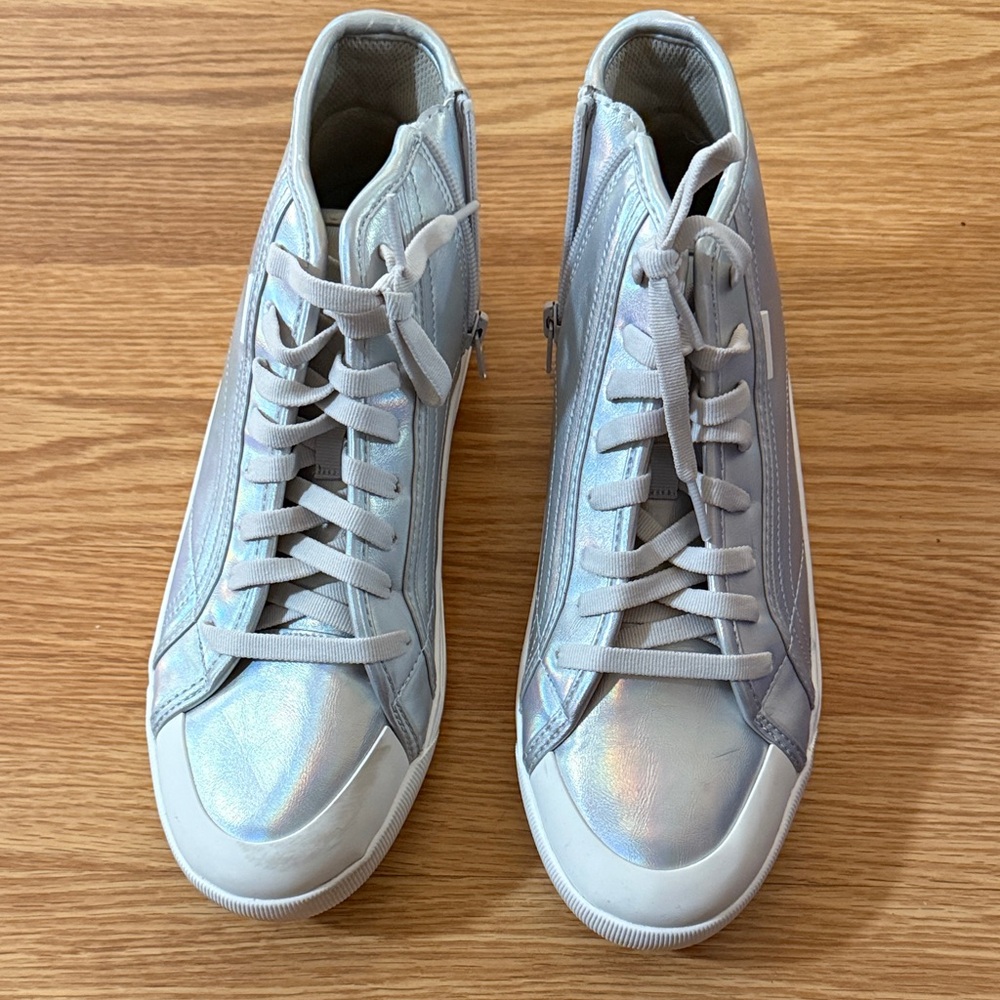 🎃Dr. Scholl's Silver and White Sneakers🎃